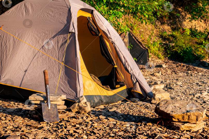 Скачать походный лагерь на скалистом берегу, купольная каркасная палатка фотосток Ozero