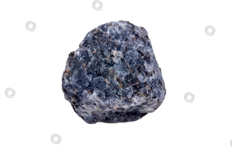 Скачать Натуральный минеральный камень кордиерит, драгоценный камень геологической коллекции, необработанный кристалл, изолированный белый фон фотосток Ozero