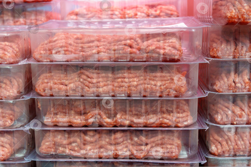Скачать Сырой мясной фарш в пластиковых упаковках в гипермаркетах. Текстура розовых и белых мясных ингредиентов фотосток Ozero