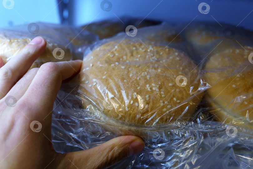 Скачать Замороженный хлеб в холодильнике, булочки для гамбургеров. Холодильник на кухне ресторана или кафе. фотосток Ozero