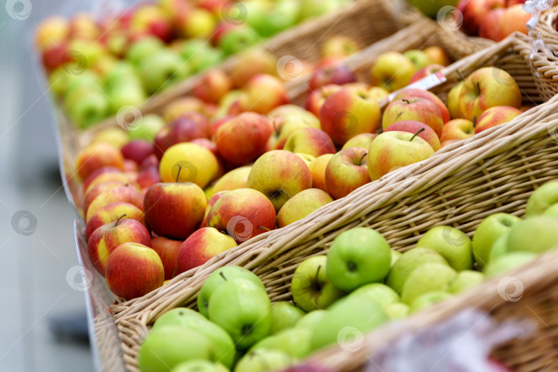 Скачать Яблоки на полках продуктового магазина. Продажа свежих фруктов. Избирательный фокус фотосток Ozero