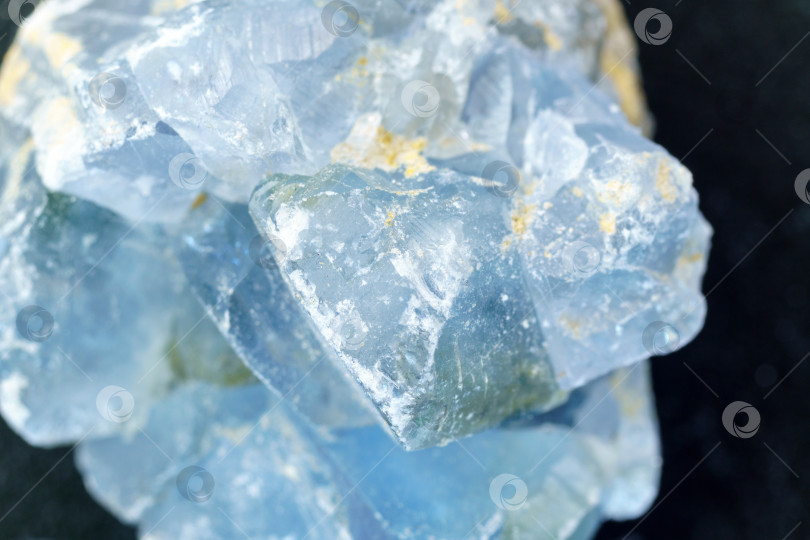 Скачать Голубой кристаллический минеральный камень. Абстрактный технологический. Минерал Целестин. Макрос фотосток Ozero