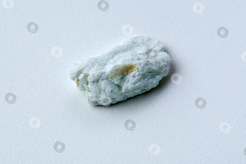 Скачать Кристаллический минерал альбит, белый фон крупным планом. Лепидолит фотосток Ozero