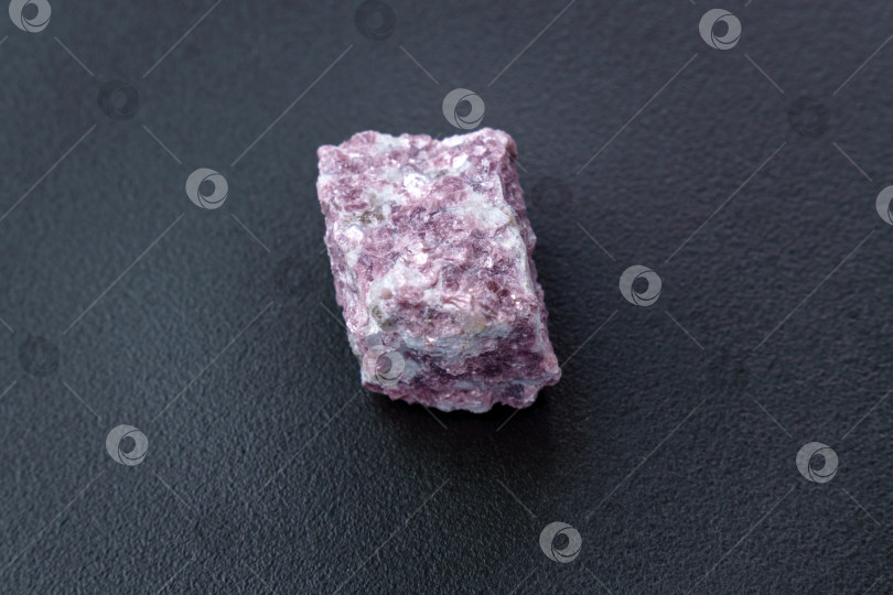 Скачать Минеральный камень лепидолит. Макросъемка натурального драгоценного камня. Необработанный минерал. фотосток Ozero