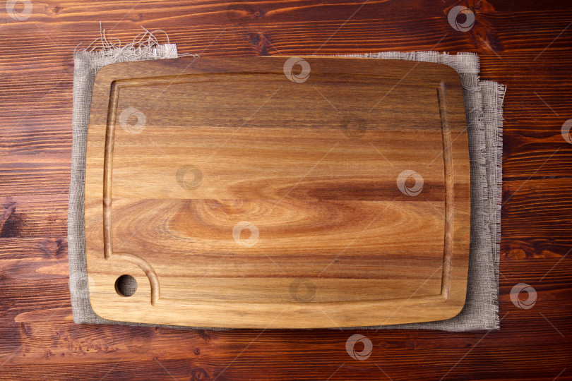 Скачать Пустая кухонная доска на деревянном фоне, пустое место для текста фотосток Ozero
