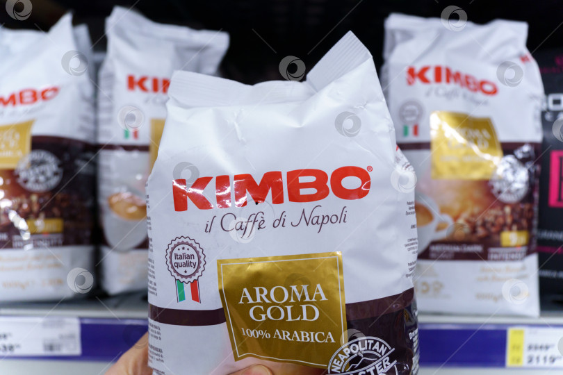 Скачать Тюмень, Россия - 26 января 2023 года: Логотип бренда Caffe Kimbo. Kimbo - итальянский производитель кофейной продукции фотосток Ozero