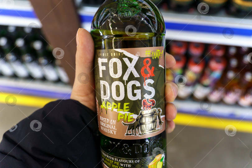 Скачать Тюмень, Россия - 17 марта 2023 года: Виски "Фокс" и яблочный пирог "Догс" на алкогольном рынке. Избирательный фокус фотосток Ozero