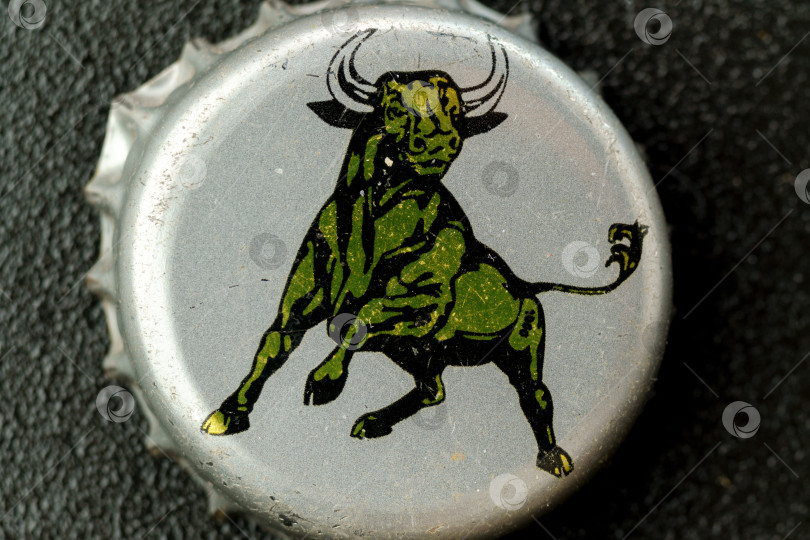 Скачать Тюмень, Россия - 15 февраля 2023 года: старый логотип Red bull. Самый популярный энергетический напиток в мире. фотосток Ozero