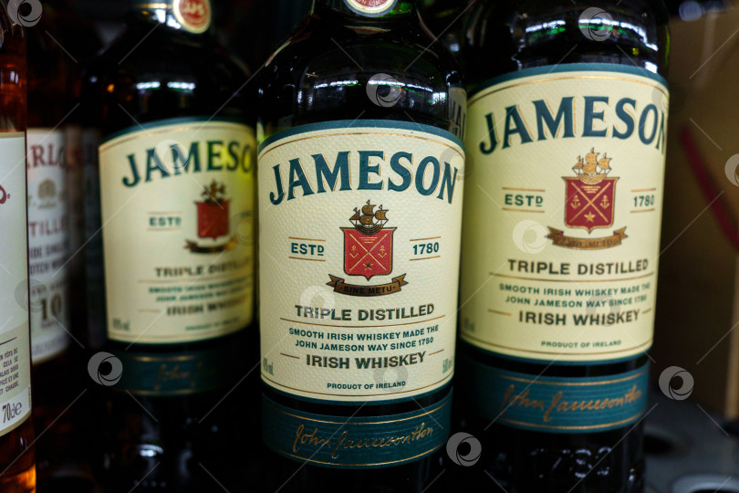 Скачать Тюмень, Россия - 17 марта 2023 года: Jameson - марка традиционного ирландского виски из Дублина. На полках гипермаркетов фотосток Ozero