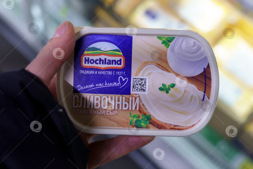 Скачать Тюмень, Россия - 17 марта 2023 года: Хохланд, плавленый сыр. Производится компанией Hochland, основанной в Германии в 1927 году фотосток Ozero