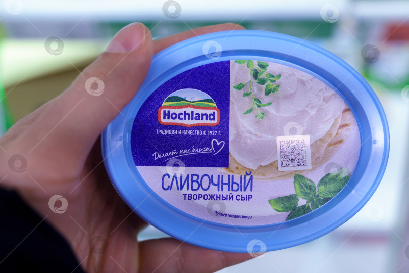 Скачать Тюмень, Россия - 17 марта 2023 года: Хохланд, сливочный сыр. Производится компанией Hochland, основанной в Германии в 1927 году фотосток Ozero