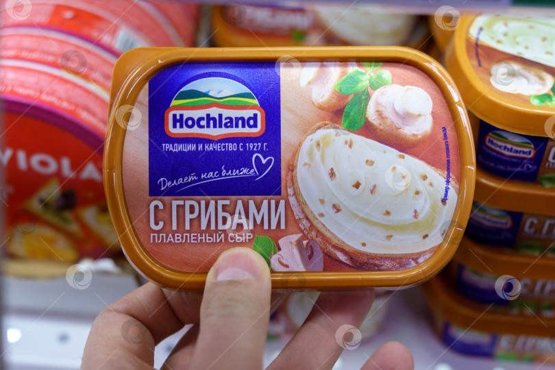 Скачать Тюмень, Россия - 17 марта 2023 года: Хохланд, плавленый сыр с грибами. Производится компанией Hochland, основанной в Германии в 1927 году фотосток Ozero