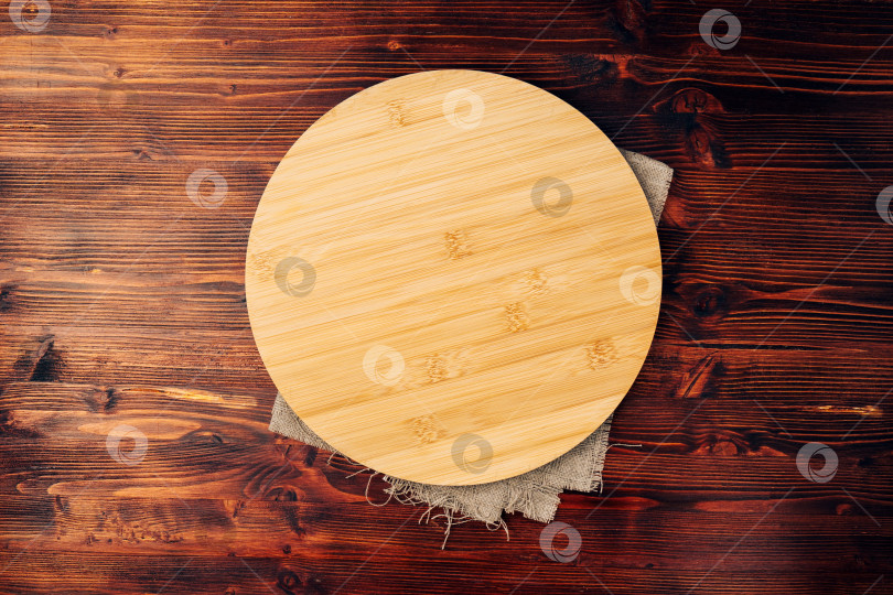 Скачать Пустая круглая кухонная доска на деревянном фоне, пустое место для копирования фотосток Ozero