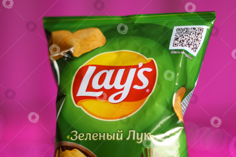 Скачать Тюмень, Россия - 06 января 2023 года: выпускается популярная марка картофельных чипсов. Компания Lays принадлежит PepsiCo через Frito Lay с 1965 года. фотосток Ozero