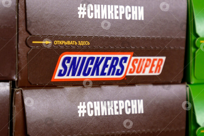 Скачать Тюмень, Россия - 17 марта 2023 года: Snickers box - известная марка шоколадных конфет из США. На полках супермаркетов фотосток Ozero