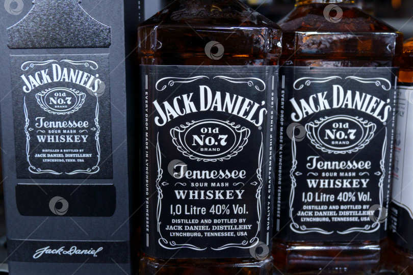 Скачать Тюмень, Россия - 17 марта 2023 года: виски Jack Daniels на полках гипермаркета. Винокурня Jack Daniel, принадлежащая корпорации Brown-Forman Corporation с 1956 года фотосток Ozero