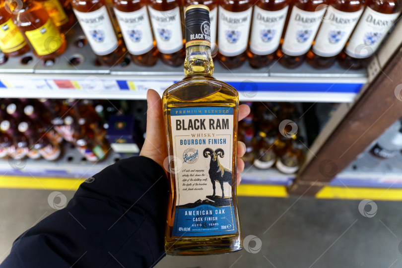 Скачать Тюмень, Россия - 17 марта 2023 года: Виски марки Black Ram на полке супермаркета. фотосток Ozero
