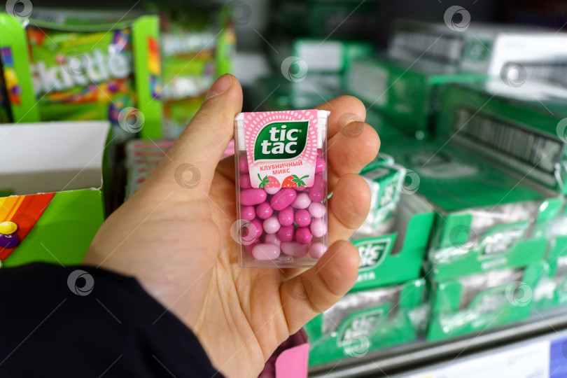 Скачать Тюмень, Россия - 17 марта 2023 года: пастилки марки Tic Tac производства Ferrero. Продажа сладостей в супермаркете фотосток Ozero