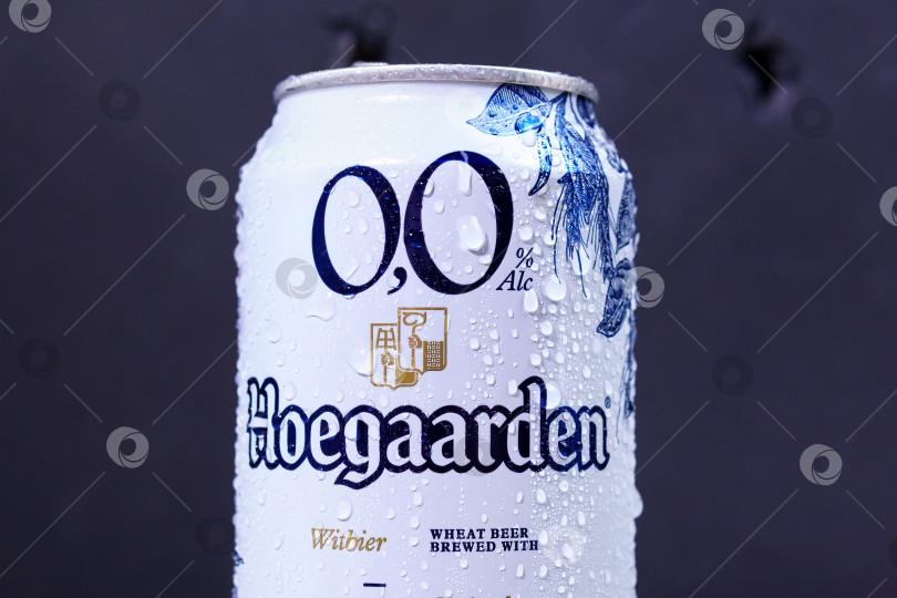 Скачать Тюмень, Россия - 25 мая 2021 года: Алюминиевая банка для безалкогольного пива Hoegaarden. На черном фоне фотосток Ozero