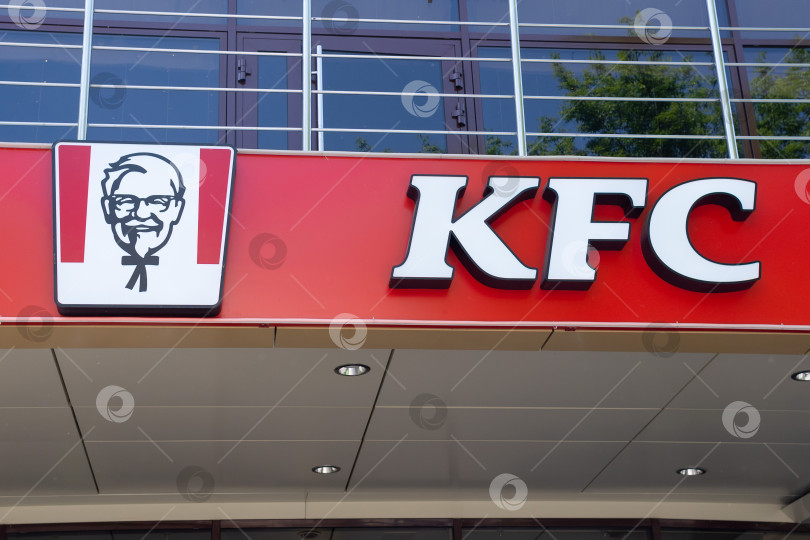 Скачать Тюмень, Россия - 16 мая 2021 года: KFC с логотипом крупным планом. Ресторан быстрого питания фотосток Ozero