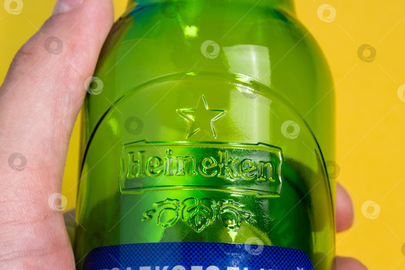 Скачать Тюмень, Россия - 21 июня 2021 года: логотип пива Heineken. Продукт Heineken International фотосток Ozero