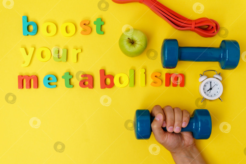 Скачать Ускорьте свой метаболизм, занимаясь спортом и с гантелями. Вид сверху. Желтый фон фотосток Ozero