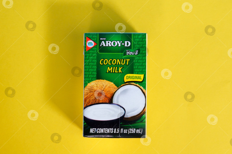 Скачать Тюмень, Россия - 14 апреля 2021 года: кокосовое молоко торговой марки aroy-d. Плоская поверхность фотосток Ozero