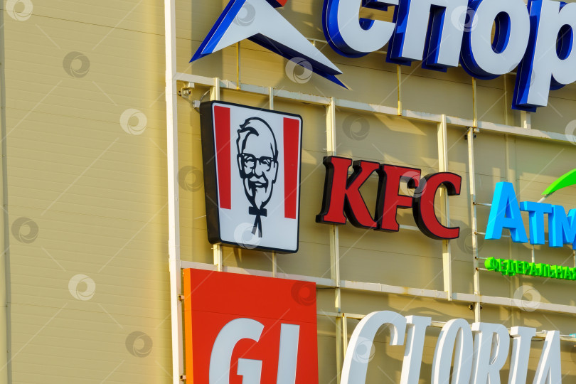 Скачать Тюмень, Россия - 01 августа 2021 года: KFC с логотипом крупным планом. Ресторан быстрого питания фотосток Ozero