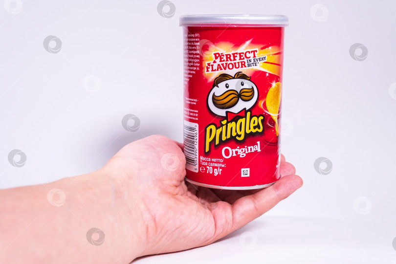 Скачать Тюмень, Россия - 21 июня 2021 г.: Чипсы Pringles оригинальные, Pringles - это бренд картофельных чипсов в пакетиках фотосток Ozero