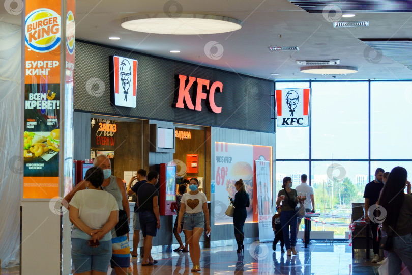 Скачать Тюмень, Россия - 01 августа 2021 года: ресторан быстрого питания KFC. Жареный цыпленок по-Кентуккийски KFC. фотосток Ozero