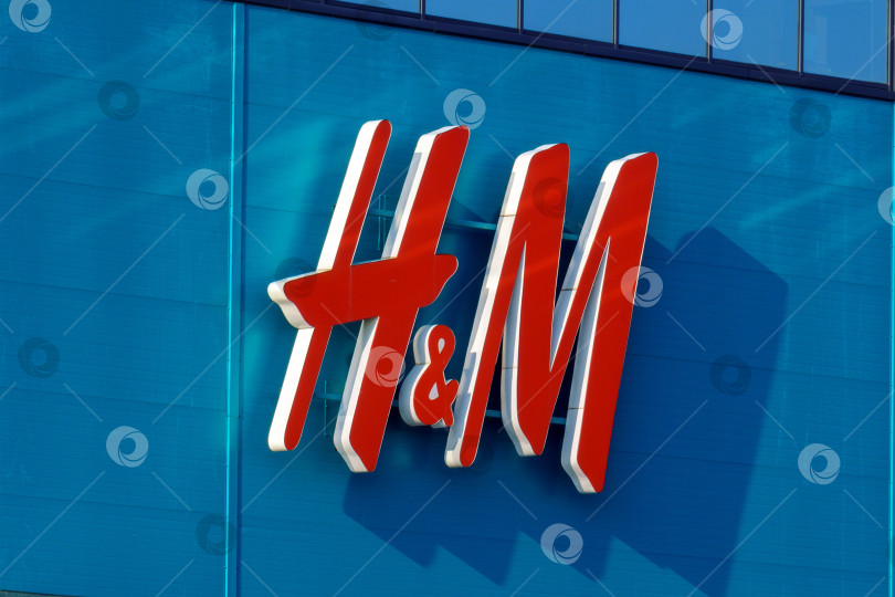 Скачать Тюмень, Россия - 01 августа 2021 года: H.M. Hennes Mauritz AB - шведская многонациональная компания по розничной торговле одеждой. Знак "Н" и "М". фотосток Ozero