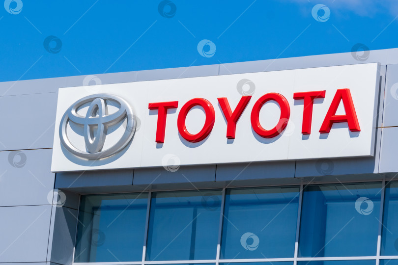 Скачать Тюмень, Россия - 4 июня 2021 года: логотип компании Toyota. филиал глобальной японской корпорации. фотосток Ozero