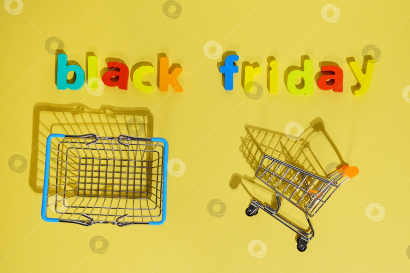 Скачать Надпись black Friday низкие цены, скидки, покупки в Черную пятницу. Плоская поверхность фотосток Ozero