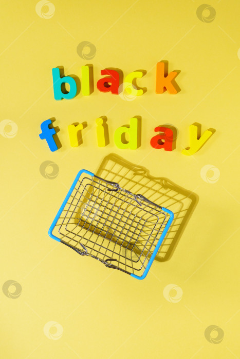 Скачать Надпись black Friday на желтом фоне низкие цены, скидки, покупки в Черную пятницу. Плоская поверхность фотосток Ozero