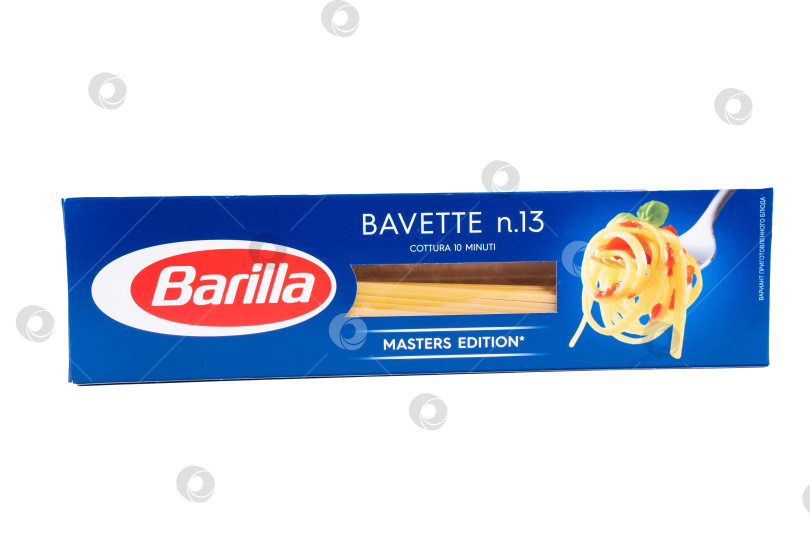 Скачать Тюмень, Россия - 25 мая 2021 года: Итальянская паста Barilla Spaghetti, выделенная на белом фоне. Barilla - итальянская компания по производству продуктов питания фотосток Ozero