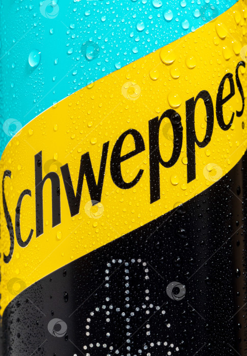 Скачать Тюмень, Россия - 25 мая 2021 года: Банка с логотипом Schweppes крупным планом. Капли воды. фотосток Ozero