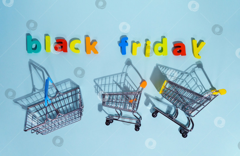 Скачать Надпись black Friday на синем фоне, вид сверху. Концепция скидок при продаже фотосток Ozero