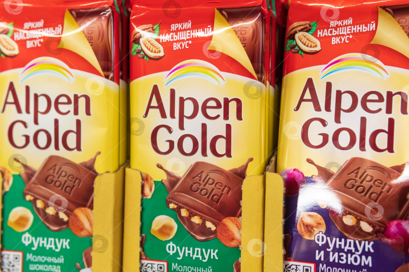 Скачать Тюмень, Россия - 08 июня 2021 года: шоколад Alpen gold на полках гипермаркета. Избирательный фокус фотосток Ozero