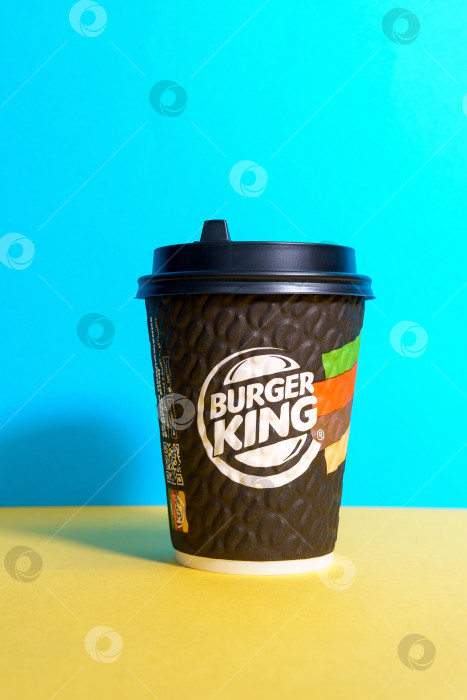 Скачать Тюмень, Россия - 14 апреля 2021 года: Кофейный кубок Burger Kings. Американский ресторан быстрого питания. Логотип крупным планом фотосток Ozero