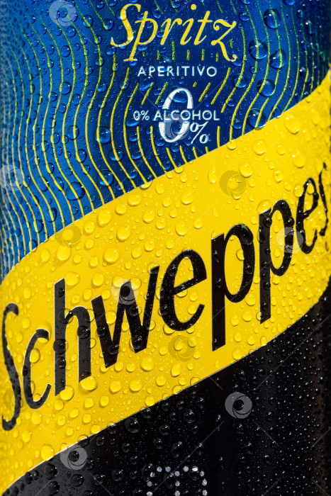 Скачать Тюмень, Россия - 25 мая 2021 года: Банка с логотипом Schweppes крупным планом. Капли воды. Вертикальная фотография фотосток Ozero