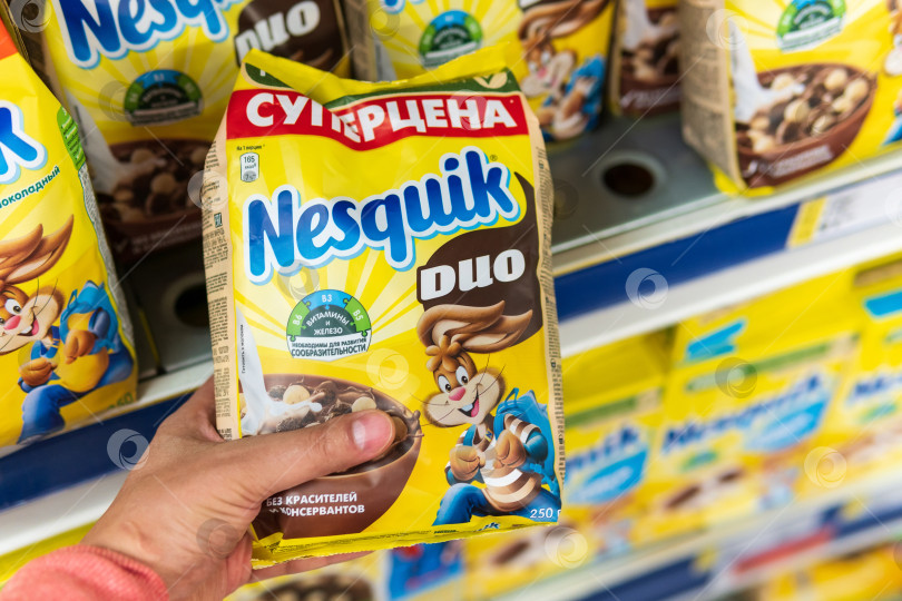 Скачать Тюмень, Россия - 08 июня 2021 г.: Nesquik - это бренд продукции швейцарской компании Nestle. фотосток Ozero