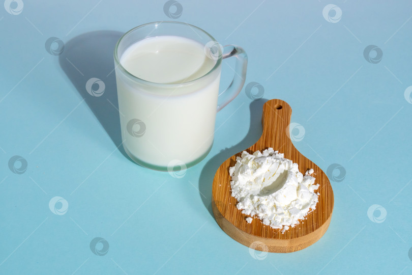 Скачать Сухое соевое молоко - это соевое молоко без воды. На синем фоне - вегетарианский продукт фотосток Ozero