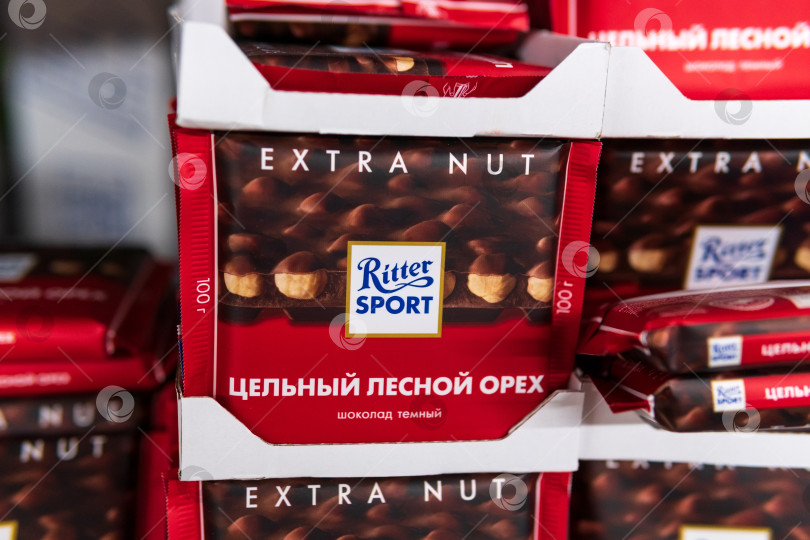 Скачать Тюмень, Россия - 08 июня 2021 года: Шоколад Ritter sport с лесными орехами на полках гипермаркета. Избирательный фокус фотосток Ozero