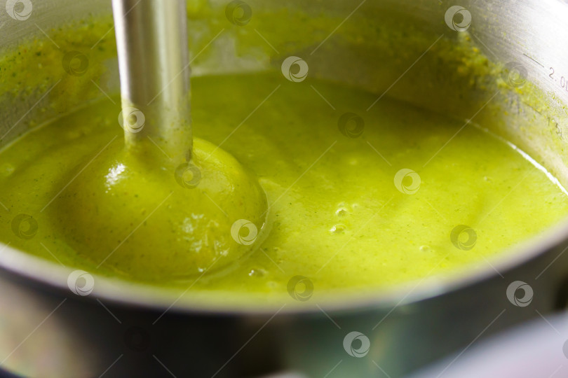 Скачать Приготовление брокколи в блендере крупным планом. Приготовьте зеленый крем-суп с овощами. фотосток Ozero