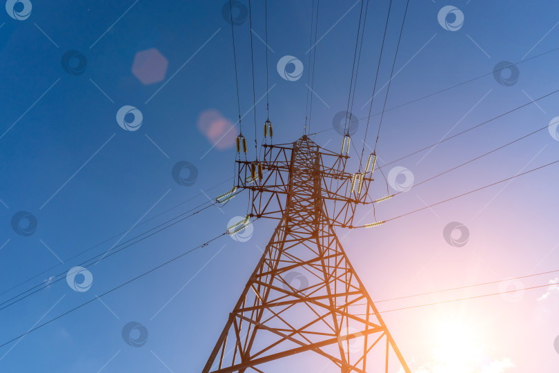 Скачать Металлический столб высоковольтной линии электропередачи на фоне голубого неба. Место для копирования текста фотосток Ozero