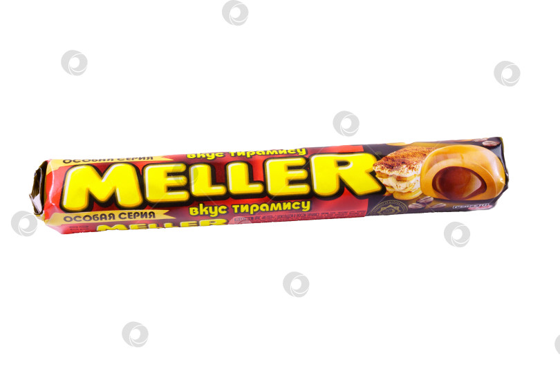 Скачать Тюмень, Россия - 25 мая 2021 г.: Меллер Карамель в шоколаде жует карамельные конфеты, изолированные на белом фотосток Ozero