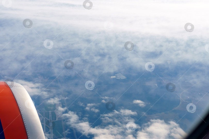 Скачать Вид турбинного самолета, летящего над облаками, утреннее время. Концепция путешествия к свободе фотосток Ozero
