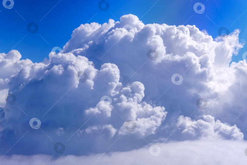 Скачать Большое белое облако на фоне голубого неба, вид из иллюминатора самолета. Место для копирования текста фотосток Ozero