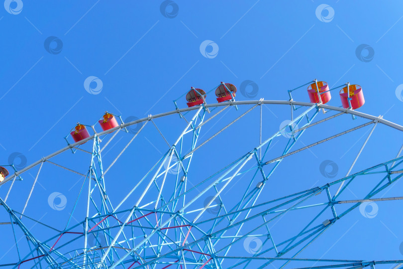 Скачать Карнавальное колесо обозрения с чистым небом, снятая крупным планом половина обозрения фотосток Ozero