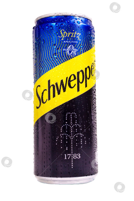 Скачать Тюмень, Россия - 25 мая 2021 года: Банка с логотипом Schweppes крупным планом. Капли воды. Вертикальная фотография. Выделенный на белом фоне фотосток Ozero